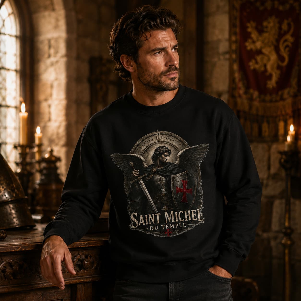 Homme portant le Sweat Saint Michel du Temple noir en 80 % coton et 20 % polyester