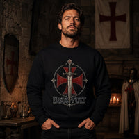 Homme portant un sweat Templier Deus Vult noir avec croix rouge et épée