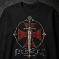 Gros plan du motif Deus Vult avec croix templière rouge et épée sur sweat noir