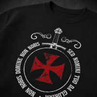 Zoom du motif Non Nobis Domine avec croix templière rouge, épée et inscription médiévale sur sweat noir