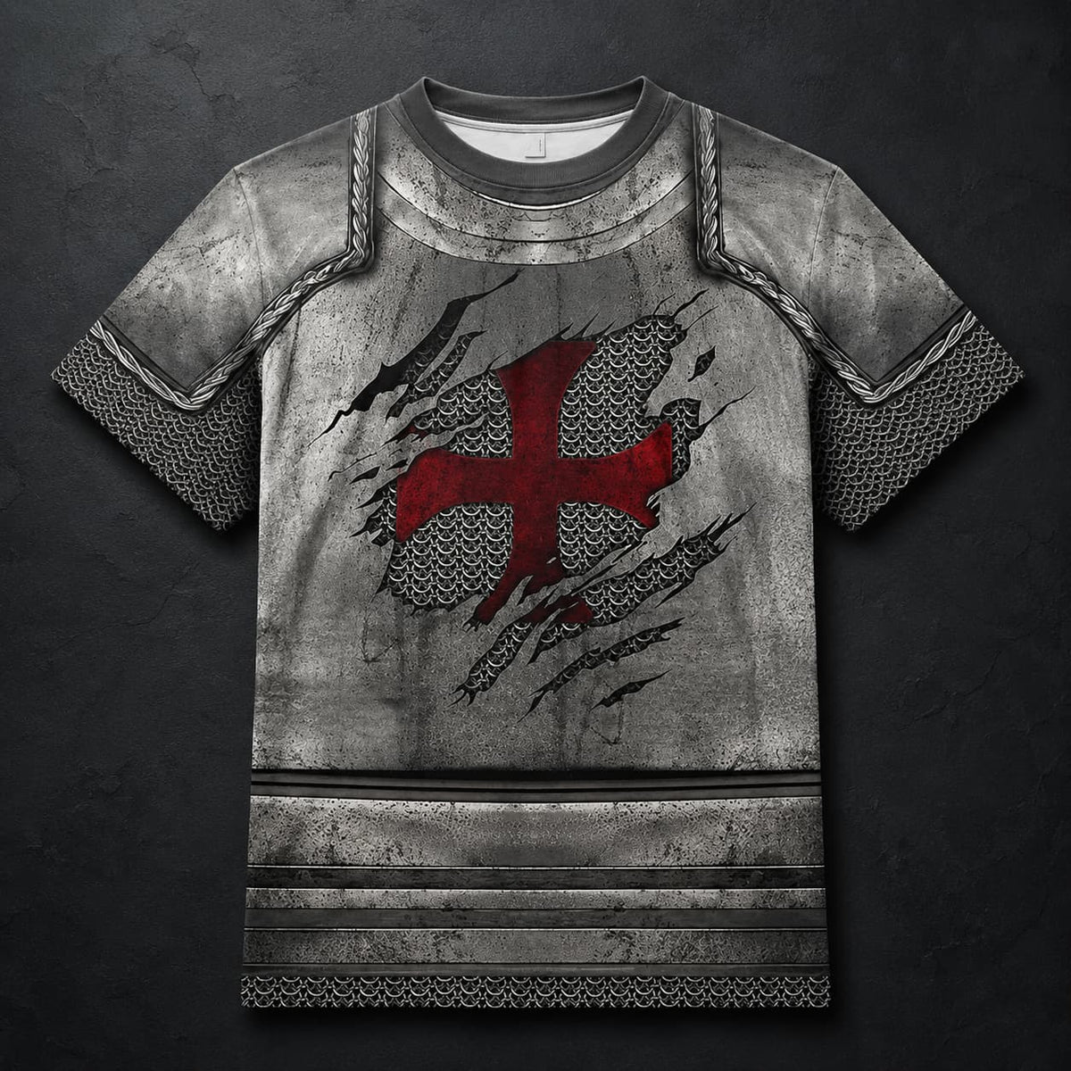 T-Shirt Armure du Croisé en polyester et spandex avec effet armure médiévale et croix rouge sur fond ardoise sombre.