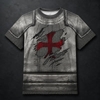 T-Shirt Armure du Croisé en polyester et spandex avec effet armure médiévale et croix rouge sur fond ardoise sombre.