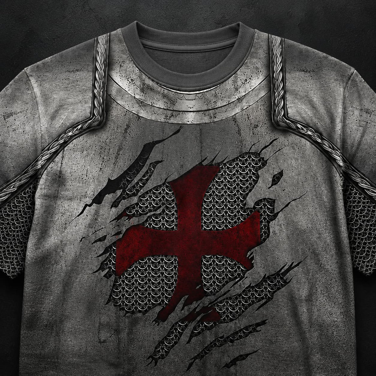 Gros plan du T-Shirt Armure du Croisé avec motif armure, cotte de mailles et croix rouge templière.