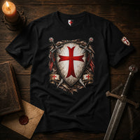T-shirt Bouclier Sacré en coton présenté sur table en bois ancien avec bougie, livre, parchemin et épée.