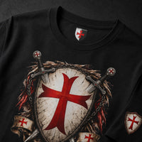 Gros plan sur le motif du T-shirt Bouclier Sacré avec bouclier templier, croix rouge, chaînes et épées.
