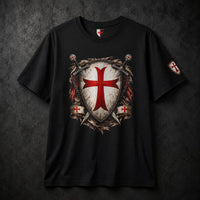 T-shirt Bouclier Sacré en coton noir avec motif de bouclier templier, croix rouge et épées croisées.