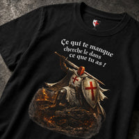 Gros plan du T-Shirt Chevalier de la Volonté avec chevalier croisé, bouclier, dragon et texte blanc.