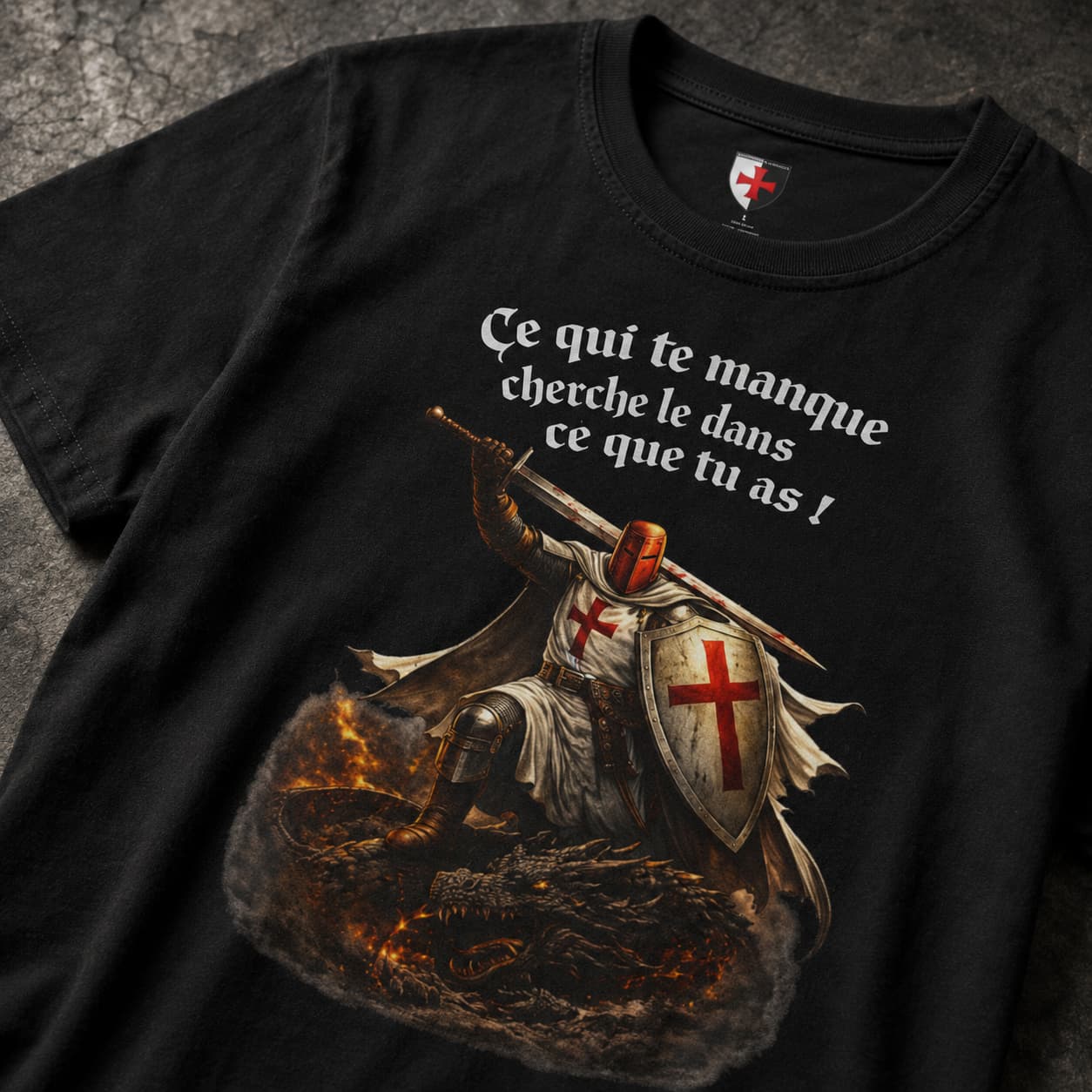 Gros plan du T-Shirt Chevalier de la Volonté avec chevalier croisé, bouclier, dragon et texte blanc.