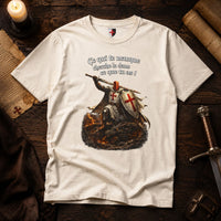 T-Shirt Chevalier de la Volonté en coton natural présenté sur table en bois ancien avec bougie, parchemin et épée.