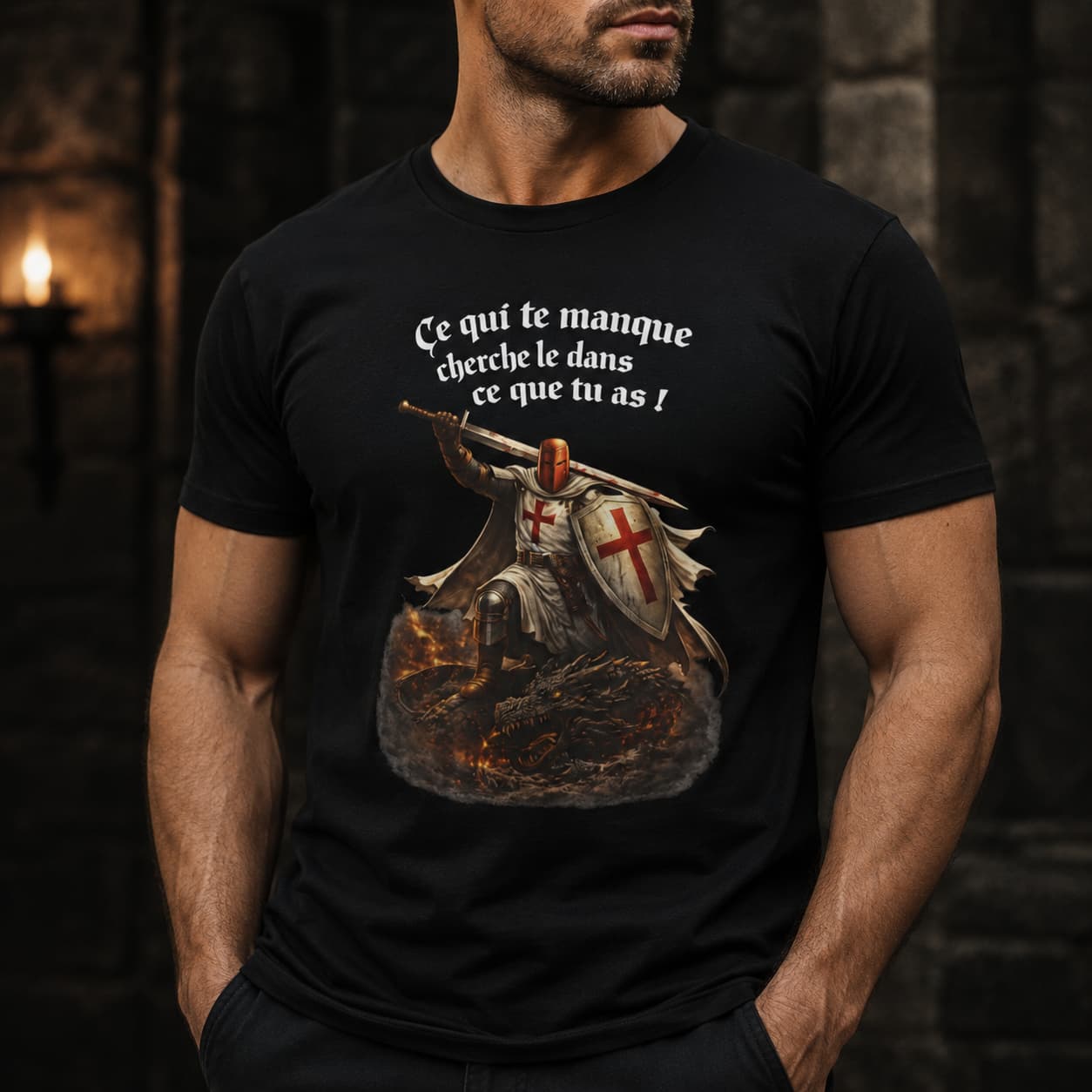 T-Shirt Chevalier de la Volonté en coton noir porté par un homme dans une ambiance médiévale sombre.
