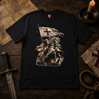 T-Shirt Chevalier de l’Étendard en coton noir présenté dans une ambiance médiévale avec bois ancien et accessoires templiers.