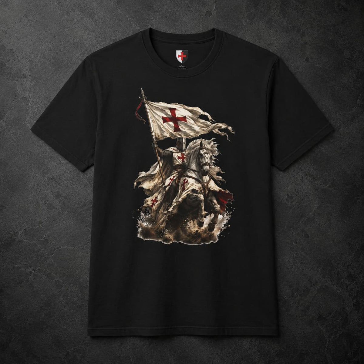 T-Shirt Chevalier de l’Étendard en coton noir avec motif de chevalier templier à cheval sur fond ardoise sombre.