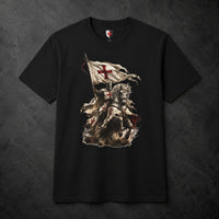 T-Shirt Chevalier de l’Étendard en coton noir avec motif de chevalier templier à cheval sur fond ardoise sombre.