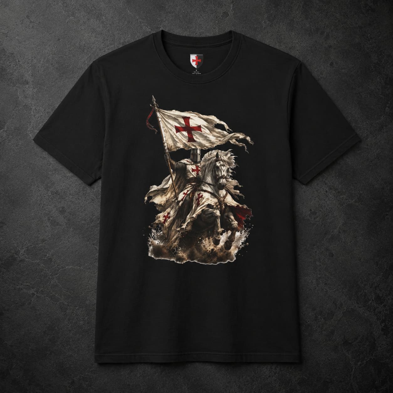 T-Shirt Chevalier de l’Étendard en coton noir avec motif de chevalier templier à cheval sur fond ardoise sombre.
