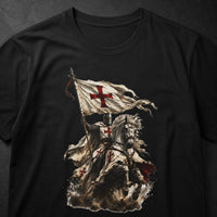 Gros plan du motif chevalier templier à cheval avec étendard à croix rouge sur t-shirt noir en coton.