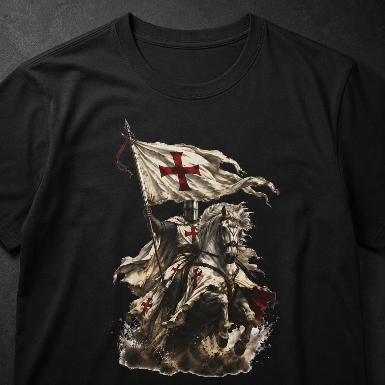 Gros plan du motif chevalier templier à cheval avec étendard à croix rouge sur t-shirt noir en coton.