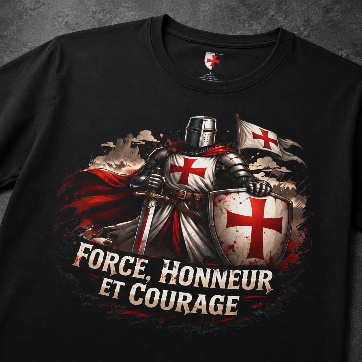 Gros plan du T-shirt Chevalier Templier avec chevalier en armure, croix rouge, bouclier et texte Force, Honneur et Courage.