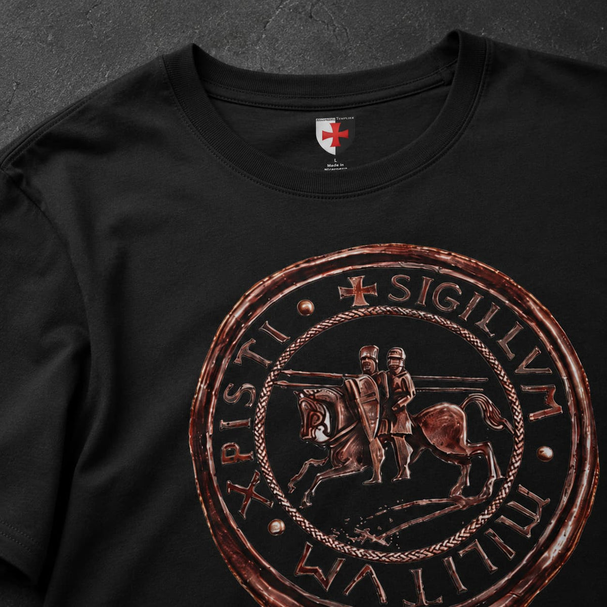 Gros plan du motif templier sur le T-Shirt Confrérie du Temple en coton noir.