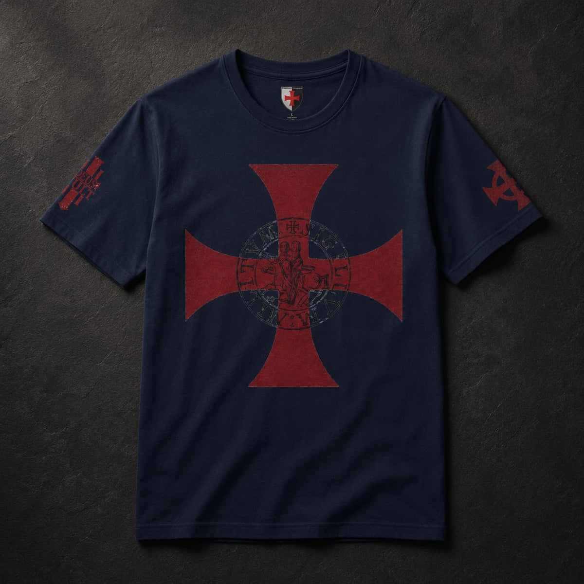 T-Shirt Croix des Chevaliers du Temple en coton bleu marine avec grande croix templière rouge sur fond ardoise sombre.