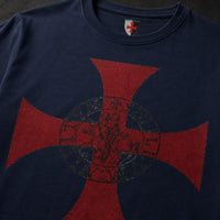 Gros plan du motif croix des chevaliers du Temple sur t-shirt bleu marine en coton.