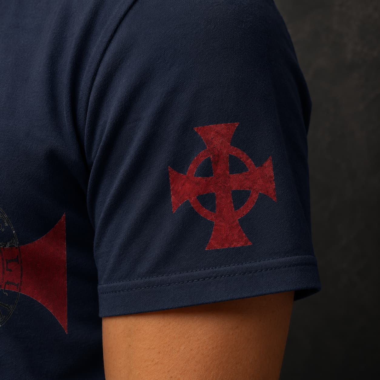 Détail de la manche du T-Shirt Croix des Chevaliers du Temple avec croix templière rouge sur tissu bleu marine.