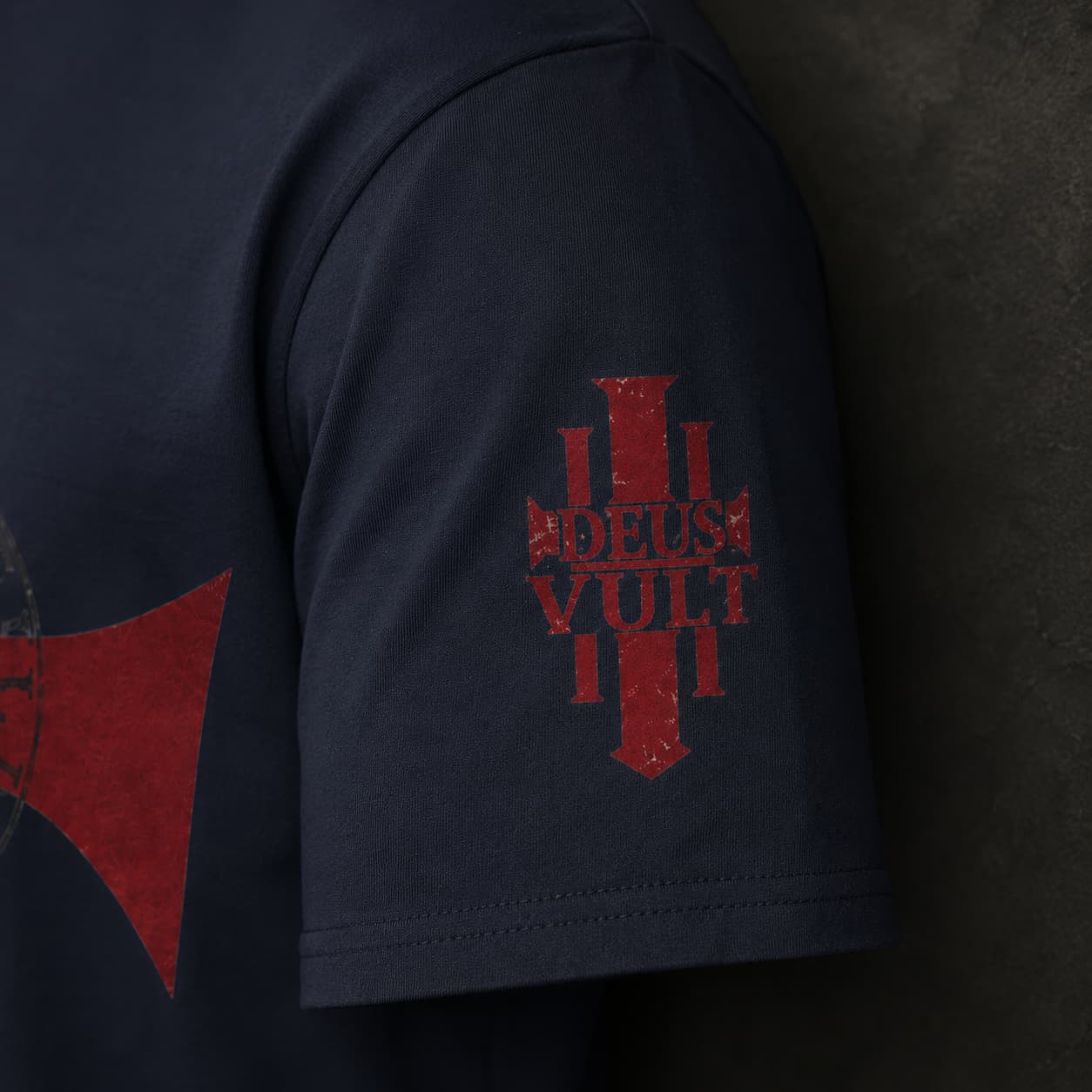 Détail de la manche du T-Shirt Croix des Chevaliers du Temple avec motif Deus Vult rouge sur coton bleu marine.