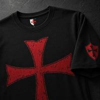 Gros plan du T-Shirt Croix des Frères du Temple en coton avec croix templière rouge vieillie et détail du motif sur la manche.
