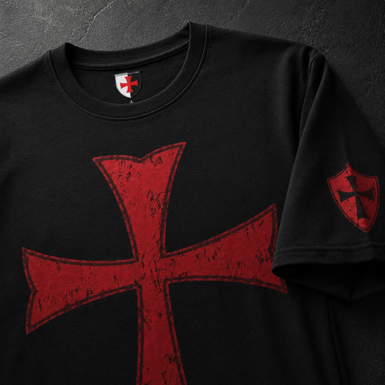 Gros plan du T-Shirt Croix des Frères du Temple en coton avec croix templière rouge vieillie et détail du motif sur la manche.