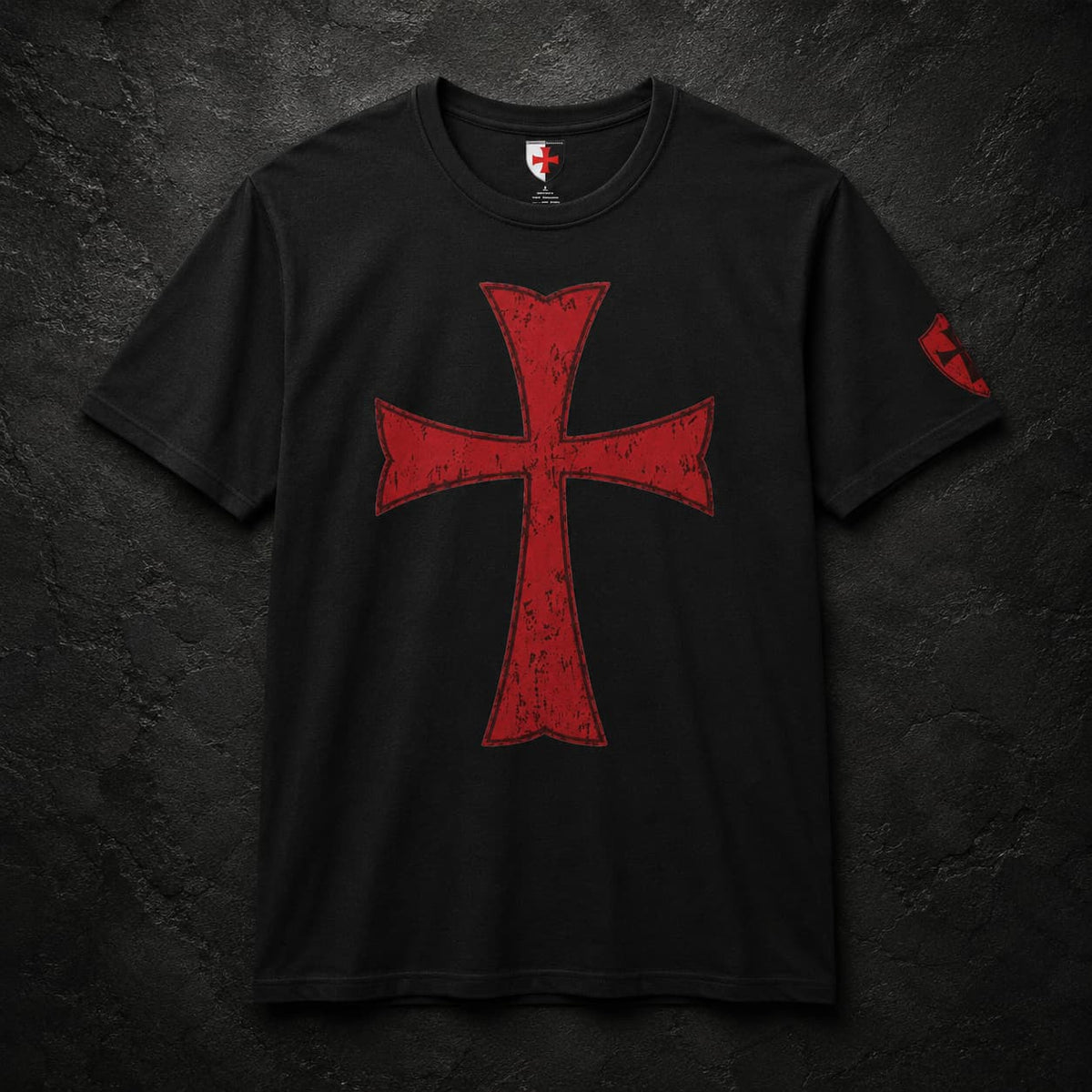 T-Shirt Croix des Frères du Temple en coton noir avec grande croix templière rouge sur fond ardoise sombre.