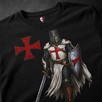 Gros plan du T-Shirt Défenseur du Temple en coton noir avec motif de chevalier templier, croix rouge et détails médiévaux.