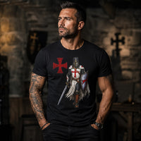 T-Shirt Défenseur du Temple en coton noir porté par un homme viril dans une ambiance médiévale sombre.