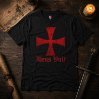 T-Shirt Deus Vult des Templiers en coton noir présenté dans une ambiance médiévale avec parchemin, bougie et épée.