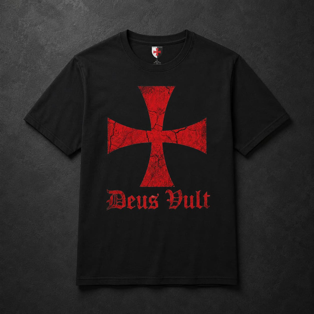 T-Shirt Deus Vult des Templiers en coton noir avec croix templière rouge sur fond ardoise sombre.
