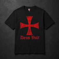 T-Shirt Deus Vult des Templiers en coton noir avec croix templière rouge sur fond ardoise sombre.