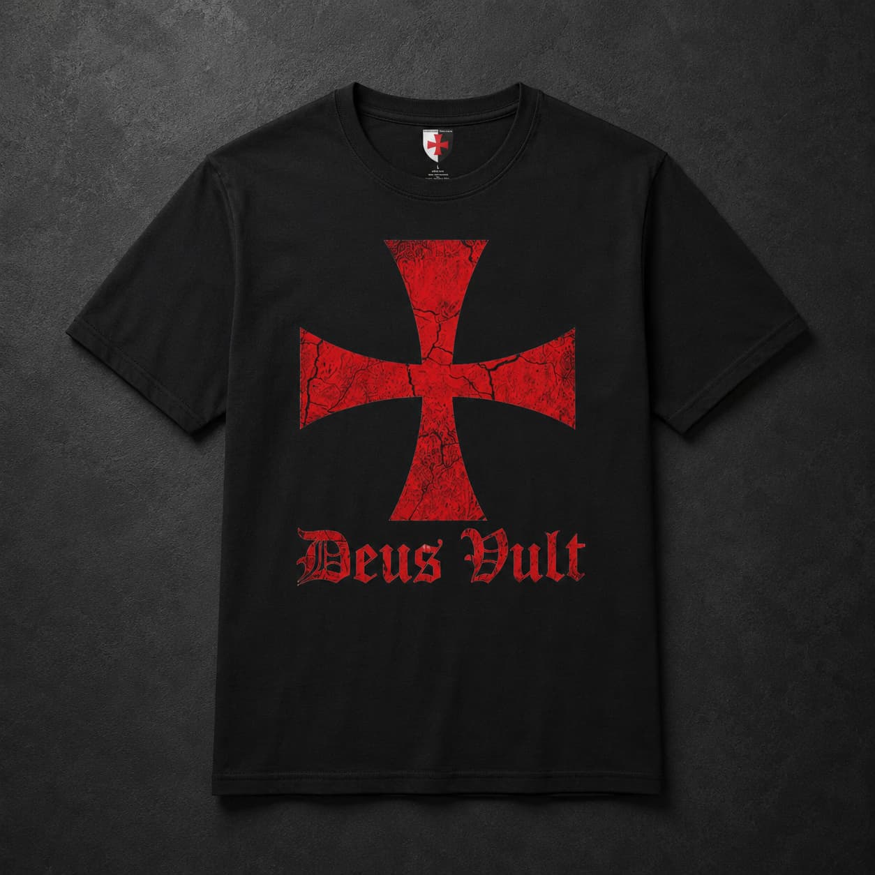 T-Shirt Deus Vult des Templiers en coton noir avec croix templière rouge sur fond ardoise sombre.