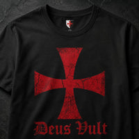 Gros plan du motif Deus Vult avec croix templière rouge imprimée sur t-shirt noir en coton.