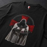 Gros plan du T-shirt Foi du Templier avec chevalier templier, épée verticale et croix rouge.