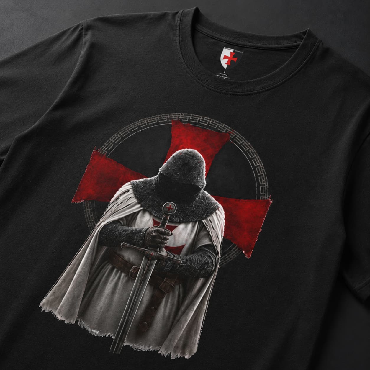 Gros plan du T-shirt Foi du Templier avec chevalier templier, épée verticale et croix rouge.