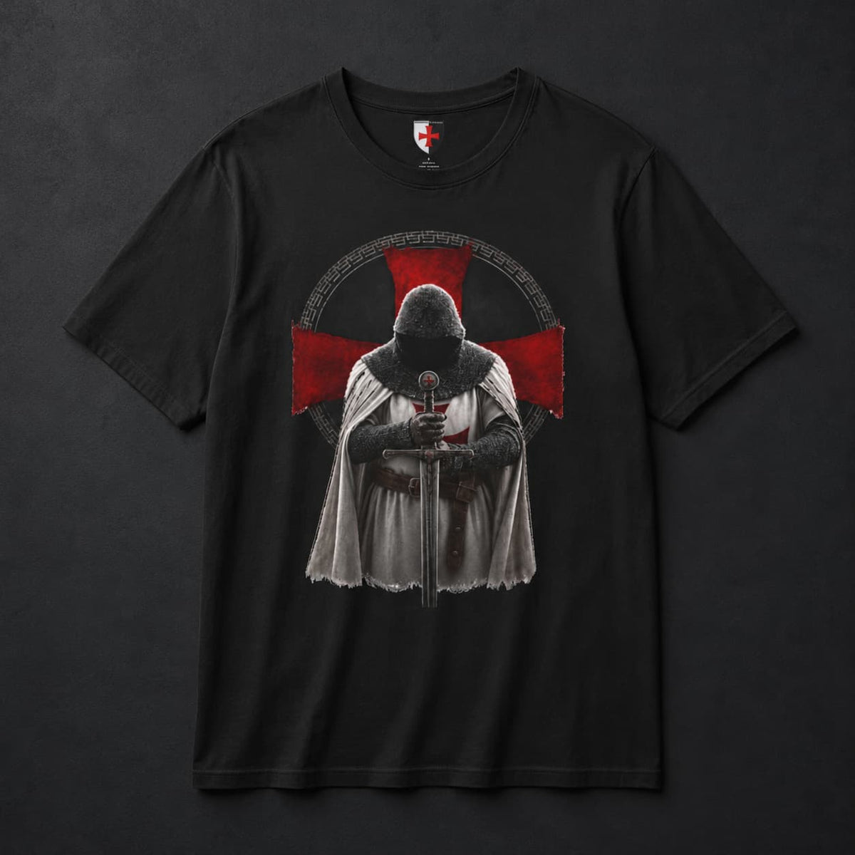 T-shirt Foi du Templier en coton noir avec chevalier templier encapuchonné, épée et croix rouge.