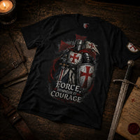 T-shirt Force & Honneur en coton présenté sur table médiévale avec épée, bougie et parchemin.