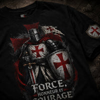Détail du motif du T-shirt Force & Honneur avec chevalier templier, armure, épée et bouclier.