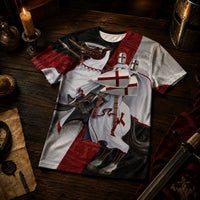 T-Shirt Honneur du Temple en polyester présenté dans une ambiance médiévale sur bois ancien.