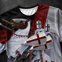 Gros plan du motif chevaliers templiers du T-Shirt Honneur du Temple en polyester.