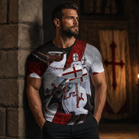 T-Shirt Honneur du Temple en polyester porté par un homme dans un décor médiéval sombre.