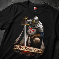 Gros plan du T-Shirt In Hoc Signo Vinces avec chevalier en armure, épée et bannière latine.