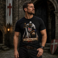 T-Shirt In Hoc Signo Vinces en coton noir porté par un homme dans une ambiance de château médiéval.