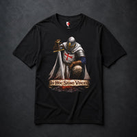 T-Shirt In Hoc Signo Vinces en coton noir avec chevalier templier agenouillé et croix rouge.