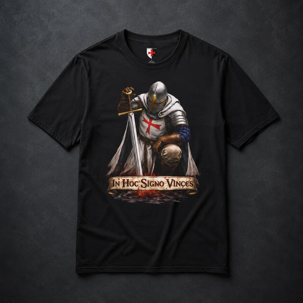 T-Shirt In Hoc Signo Vinces en coton noir avec chevalier templier agenouillé et croix rouge.