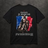 T-Shirt Marche du Templier en coton noir vu de dos avec motif chevalier templier sur fond ardoise sombre.