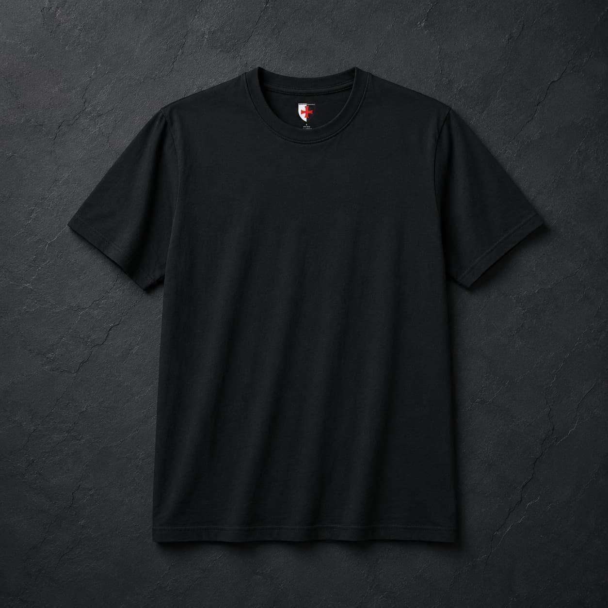Face avant du T-Shirt Marche du Templier en coton noir avec col et logo intérieur Comptoir Templier.